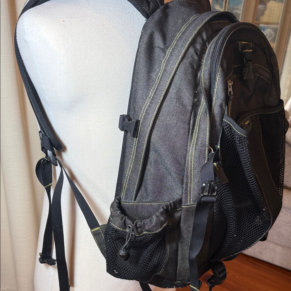 The North Face RECON SE Black Backpack with Lime Stitching - Picture 3 of 12